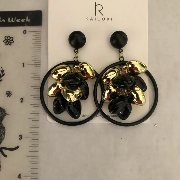 Tassel circular black hoop earrings - Picture 7 of 8